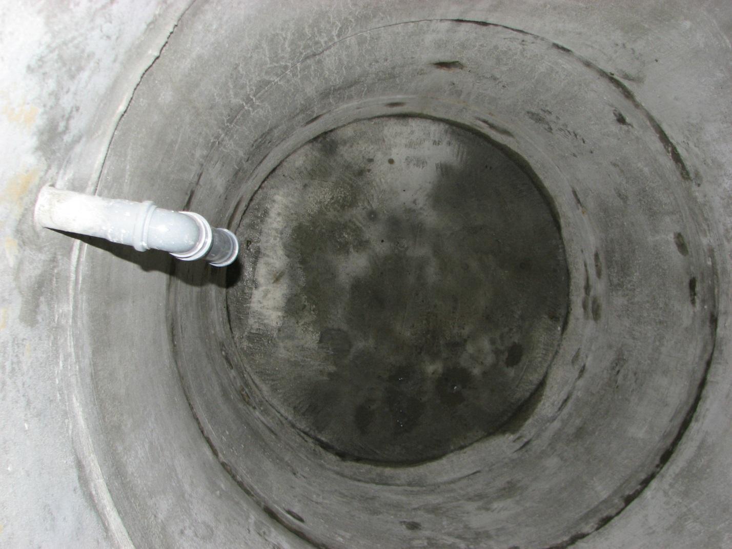 Выгребная яма – самый просто вид локальной канализации, но он нуждается в частом обслуживании